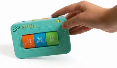 Conteur interactif pour enfants - vue de face avec une main d'adulte