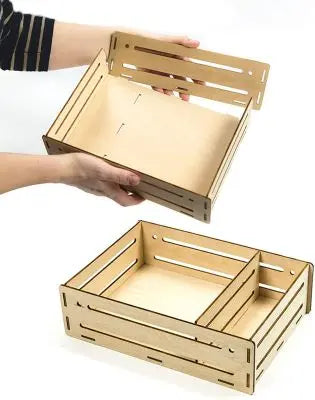 Boîte en bois avec outils de jardinage et pots biodégradables