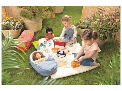 Image du jouet dans un environnement naturel (par exemple, sur une pelouse ou sur un tapis en peluche)