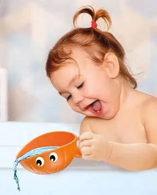 Bébé jouant avec la pieuvre et les animaux dans la baignoire