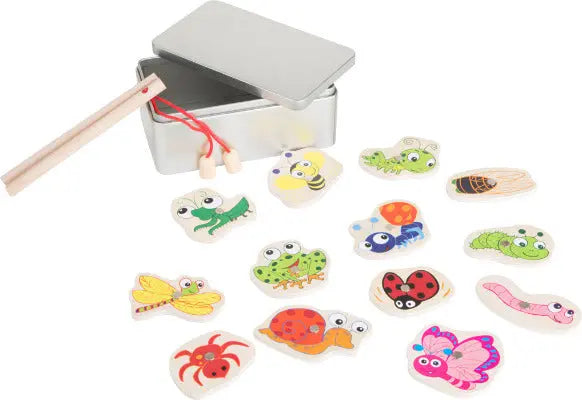 Image des cannes à pêche magnétiques et de la boîte de jeu ouverte.