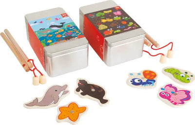 Image d'une boîte de jeu de pêche avec les cannes et les animaux en bois.