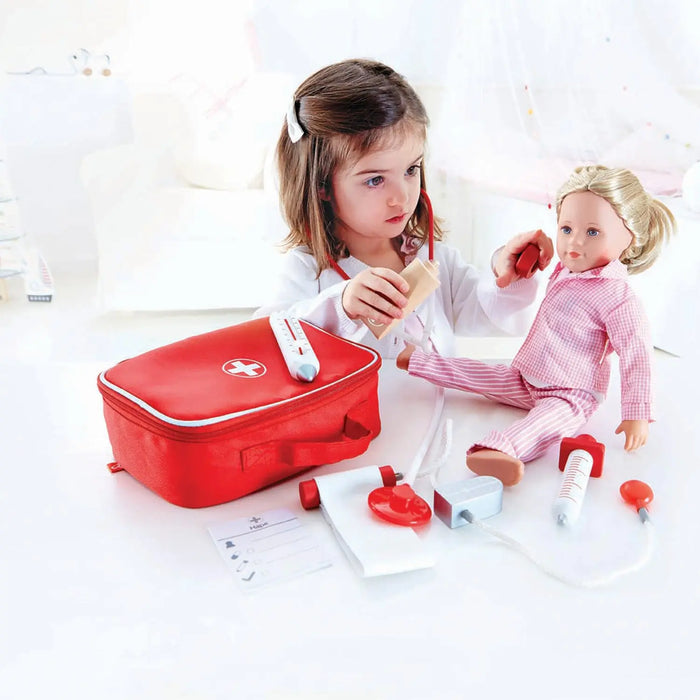 Enfant en train de prendre la température d'un jouet